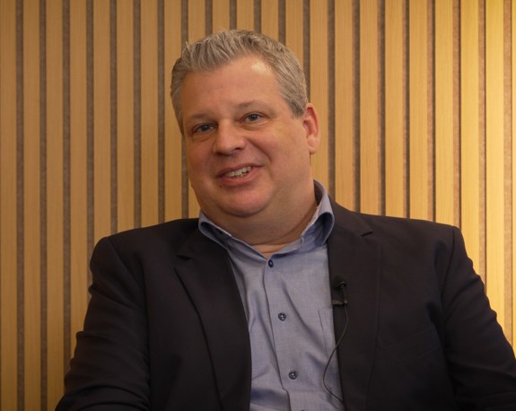 Porträt von Prof. Dr. Tobias Eisenberg, Fachtierarzt für Mikrobiologie